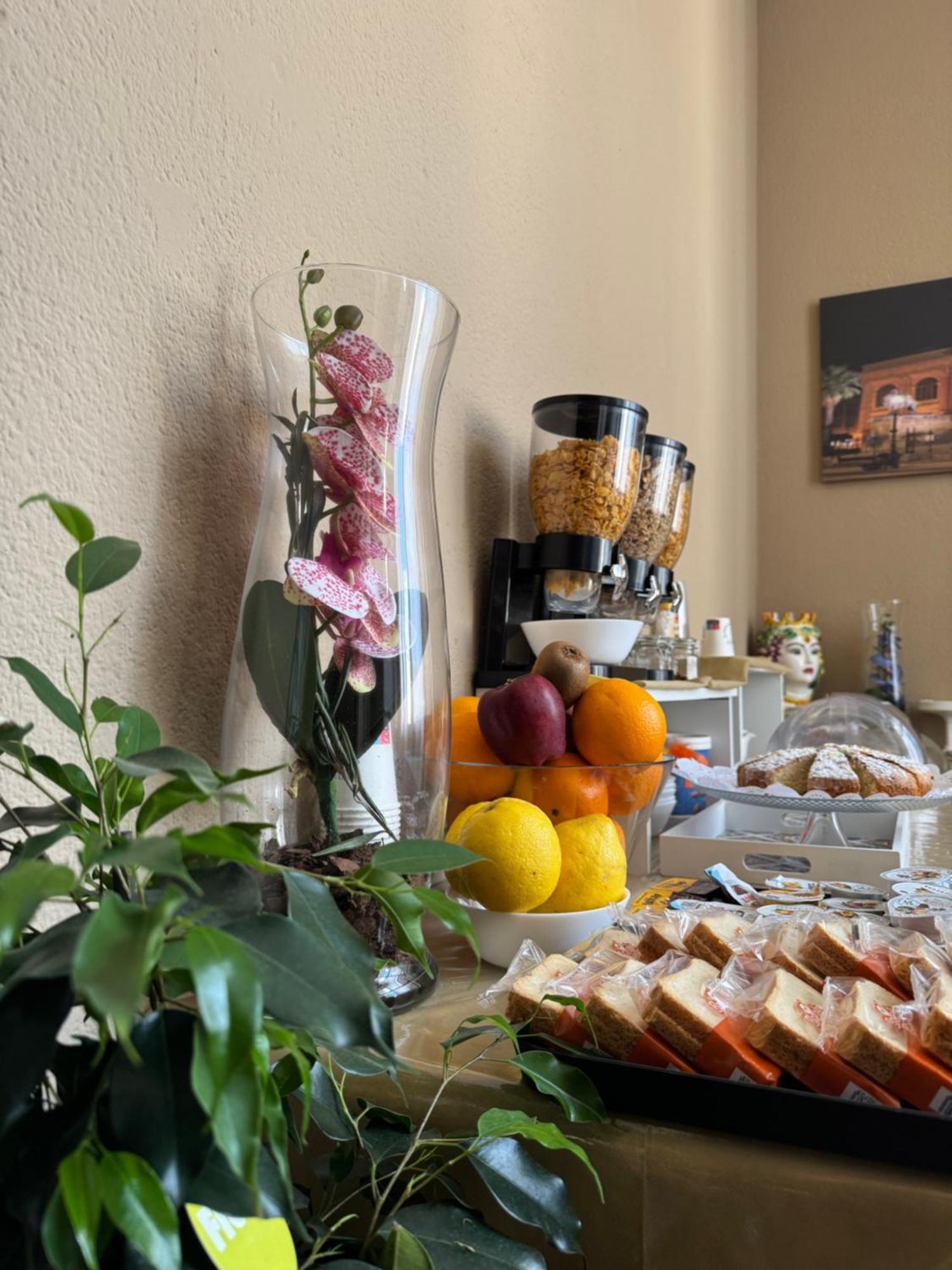 Crispi 120 Rooms New Opening Палермо Екстериор снимка